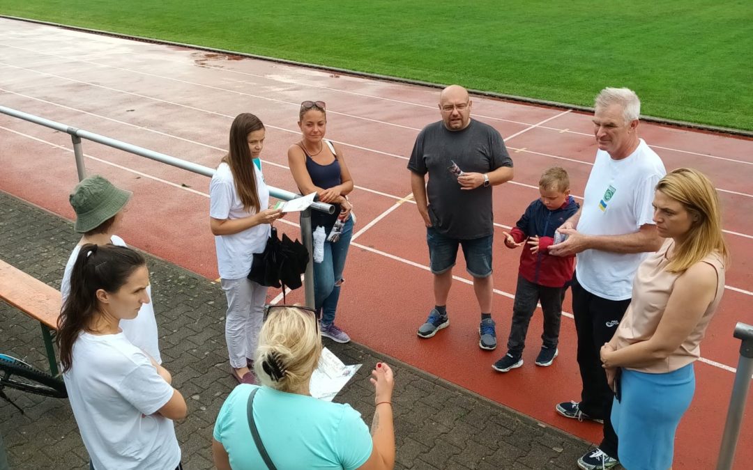 Landtagsabgeordnete Sarah Schweizer besucht Flüchtlingssport